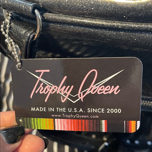 Trophy Queen Weekender a travel bag - Picture 2 of 6